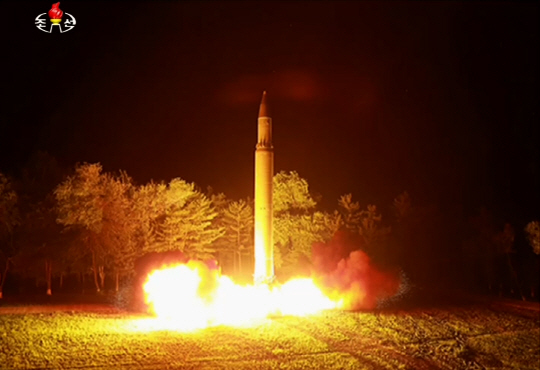 북한 관영매체인 조선중앙TV가 대륙간탄도미사일급(ICBM) 화성-14형의 두 번째 시험발사를 공개했다./조선중앙TV=연합뉴스