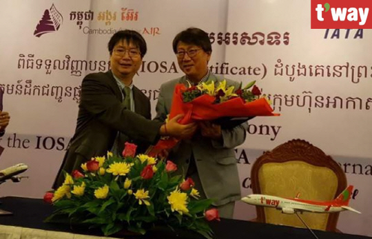 28일 캄보디아 프놈펜 캄보디안 호텔에서 열린 업무 협약식에서 정홍근(오른쪽) 티웨이항공 대표가 구엔 민 하이 캄보디아 앙코르항공 대표에게 꽃다발을 전달받고 있다./사진제공=티웨이항공