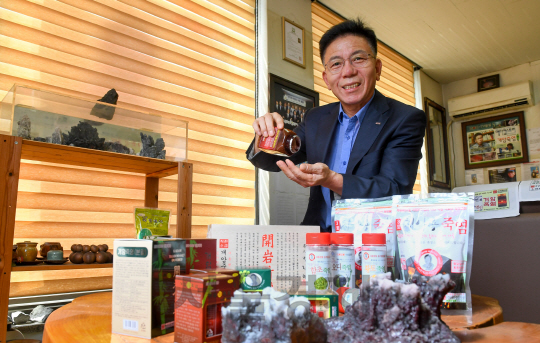 정락현 개암죽염식품 대표가 서울 양재동에 있는 서울사무소에서 자사의 죽염으로 만든 각종 식품을 설명하고 있다.  /송은석기자