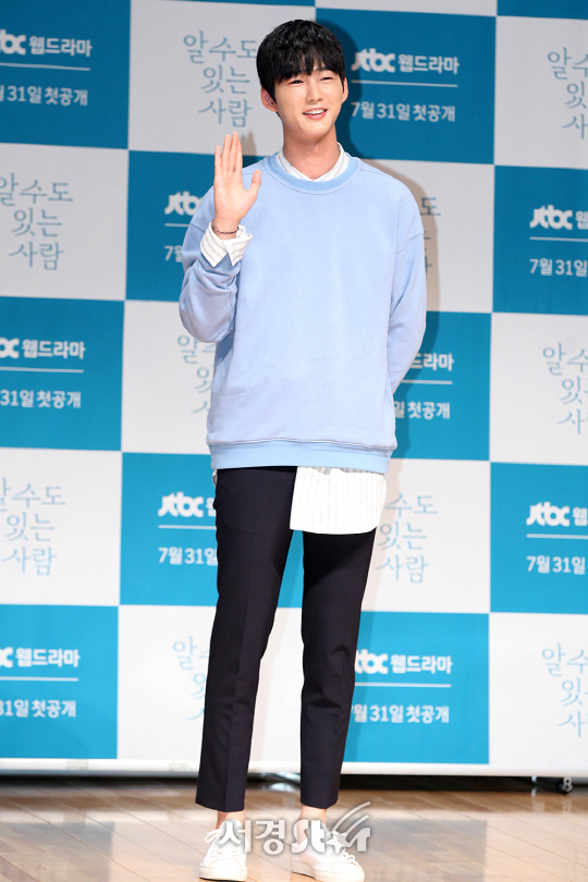 배우 이원근이 31일 오후 서울 마포구 상암동 JTBC 빌딩 2층 JTBC홀에서 열린 웹드라마 ‘알 수도 있는 사람’ 제작발표회에 참석해 포토타임을 갖고 있다.