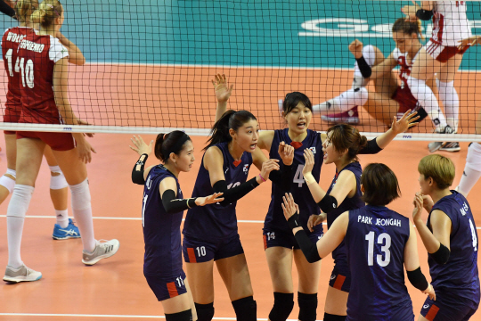 한국 여자배구 대표팀 선수들이 31일 그랑프리 2그룹 결승에서 득점에 성공한 뒤 기뻐하고 있다.  /사진제공=국제배구연맹(FIVB)