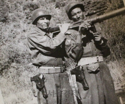 무반동총을 잘 다뤄 두번이나 한국전에 파견된 구르무 담보바(왼쪽) 이등병이 동료병사의 사격 자세를 교정해주고 있다.
