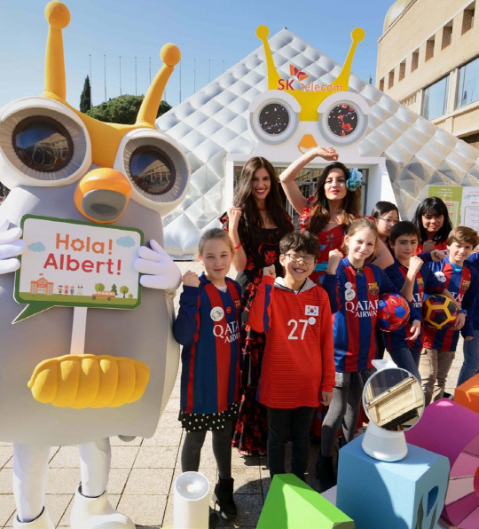 올 초 스페인 바르셀로나에서 열린 ‘MWC 2017’에서 공개된 SK텔레콤 코딩교육용 로봇 ‘알버트’와 학생들이 포즈를 취하고 있다.