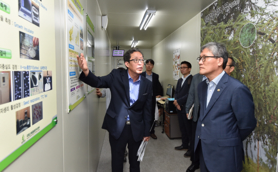 김재현(사진 오른쪽 첫번째) 산림청장이 산림종자 저장 시설을 찾아 담당자로부터 업무현황에 대해 설명을 듣고 있다. 사진제공=산림청