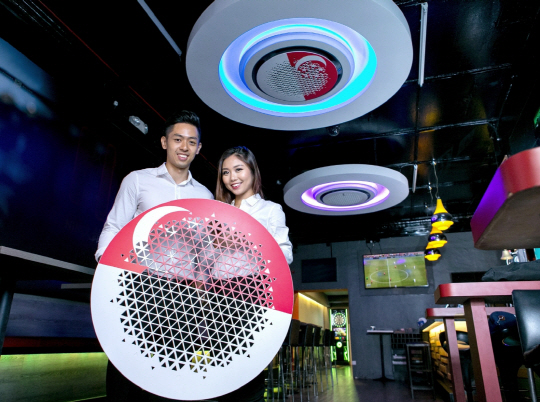 삼성전자가 세계 최초로 개발한 원형 디자인의 시스템 에어컨 ‘360 카세트’가 동남아 시장에서 인기를 끌며 싱가포르 동물원, 필리핀 커피빈 매장 등에 잇따라 설치되고 있다. 싱가포르 젊은이들이 즐겨찾는 현지 레스토랑에서 직원들이 싱가포르 국기를 새겨넣어 실제 매장에 적용된 360 카세트 제품을 선보이고 있다. /사진제공=삼성전자