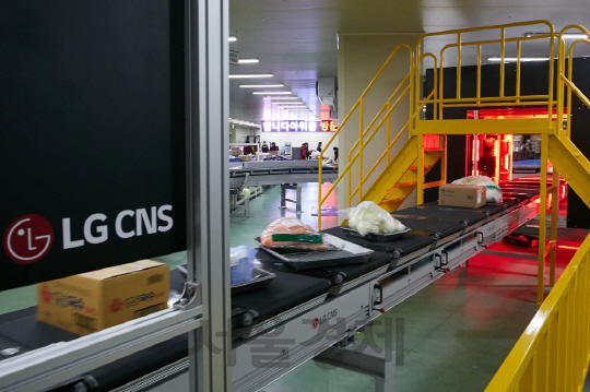 아워홈 동서울물류센터에 설치된 LG CNS 소터가 비정형 식자재인 양파, 양배추의 배송처를 분류하고 있다. /사진제공=LG CNS