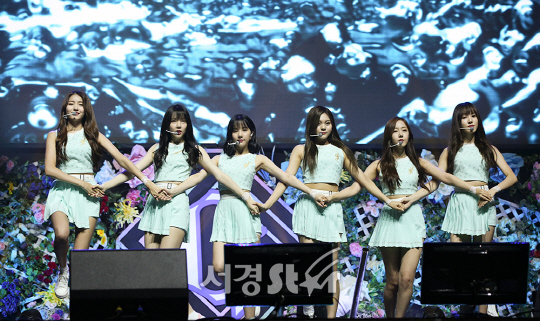 그룹 여자친구가 1일 오후 서울 서대문구 연세대학교 대강당에서 열린 여자친구의 다섯 번째 미니앨범 ‘PERALLEL’ 발매 기념 컴백 쇼케이스에 참석하고 있다.