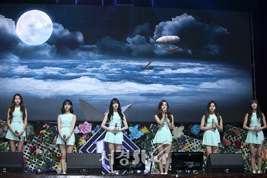 그룹 여자친구가 1일 오후 서울 서대문구 연세대학교 대강당에서 열린 여자친구의 다섯 번째 미니앨범 ‘PERALLEL’ 발매 기념 컴백 쇼케이스에 참석하고 있다.