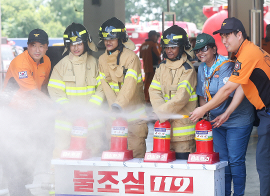 1일 경기도 여주시 월송동 여주소방서에서 ‘제16회 걸스카우트 국제야영’에 참가한 방글라데시 대원들이 소방대원들로부터 소화기 사용법을 배우고 있다.  /여주=연합뉴스