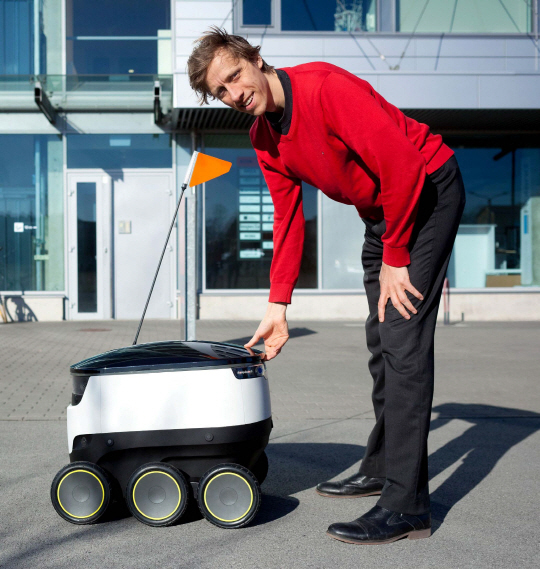 스타십 테크놀로지스의 CEO 아티 헤인라가 회사의 배달 로봇을 소개하고 있다. 그는 2003년 에스토니아에서 설립된 스카이프의 창업 팀 멤버였다.
