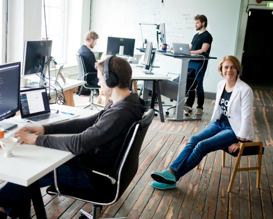 스타트업 핀더빔의 창업자 겸 CEO 카이디 루살렙(오른쪽)이 탈린 소재 회사 사무실에서 동료들과 함께 한 모습.