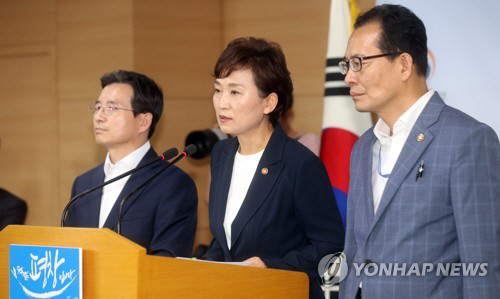 2일 오후 정부서울청사에서 김현미 국토교통부 장관이 부동산 대책 발표 후 기자들의 질문을 받고 있다.  /연합뉴스