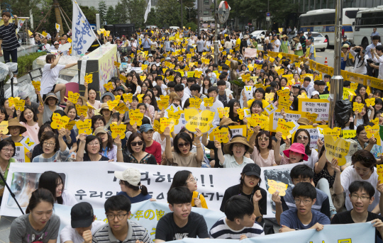 2일 서울 종로구 옛 주한일본대사관 앞에서 열린 ‘제1294차 일본군성노예문제해결을 위한 정기 수요시위’에 참석한 시민들이 일본 정부의 진정한 사과를 촉구하며 피켓을 들고 구호를 외치고 있다. /연합뉴스