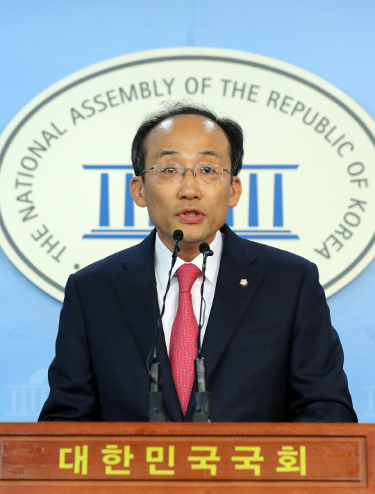 국회 기획재정위원회 자유한국당 간사인 추경호 의원이 2일 국회 정론관에서 법인세 인상에 동의할 수 없다고 밝히고 있다.  /연합뉴스