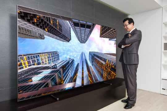 삼성전자가 내놓은 초대형 88인치 QLED TV. ‘가로 197.9cm, 높이 113.0cm’ 크기로 43인치 TV 4대를 합친 것보다 크다./사진제공=삼성전자
