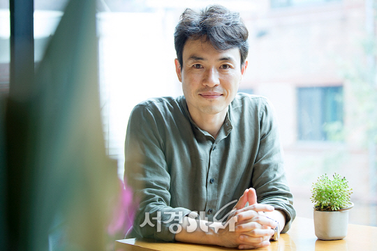류승완 감독이 2일 오후 서울 종로구 한 카페에서서경스타와의 인터뷰에 앞서 포즈를 취하고 있다.