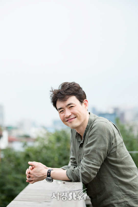 류승완 감독이 2일 오후 서울 종로구 한 카페에서서경스타와의 인터뷰에 앞서 포즈를 취하고 있다.
