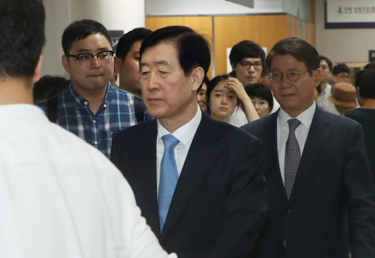 삼성전자 최지성 전 미래전략실장이 2일 오전 서울 서초동 서울중앙지법에서 열리는 이재용 부회장과 삼성 전직 임원들의 속행 공판에 출석하고 있다. /연합뉴스