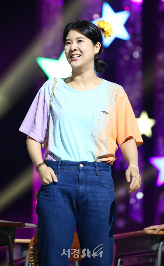 코미디언 강유미가 2일 오후 서울 영등포구 KBS 신관 공개홀에서 열린 KBS2 ‘개그콘서트’ 현장공개 행사에 참석하고 있다.