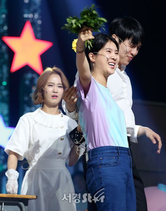 코미디언 김지민, 강유미, 류근지가 2일 오후 서울 영등포구 KBS 신관 공개홀에서 열린 KBS2 ‘개그콘서트’ 현장공개 행사에 참석하고 있다.