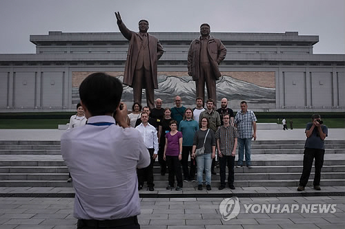 미국 정부의 북한 여행 금지 조처가 9월 1일부터 공식 발효된다. 사진은 북한에 방문한 서양 관광객들의 모습./AFP=연합뉴스