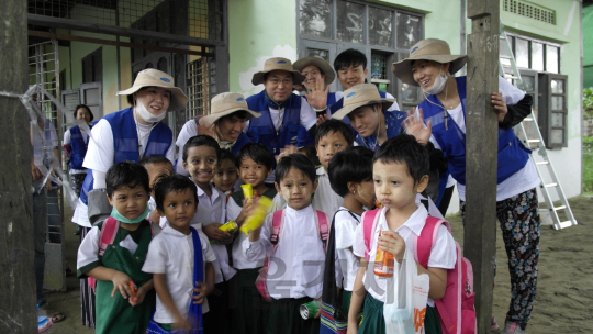 삼성물산 해외봉사단이 미얀마 양곤 남부의 달라초등학교에서 봉사활동을 한 후 어린 학생들과 함께 즐거운 시간을 보내고 있다./사진제공=삼성물산