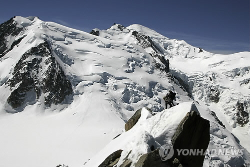 알프스 산맥의 몽블랑 산을 등반하다 실종된 한국인 남성 이 모 씨(34)가 끝내 숨진 채 발견됐다./AP=연합뉴스