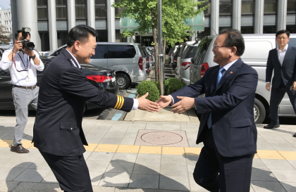 김부겸(오른쪽) 행정안전부 장관이 3일 오전 서울 서대문구 경찰청를 찾아 이철성 경찰청장과 인사하고 있다./연합뉴스