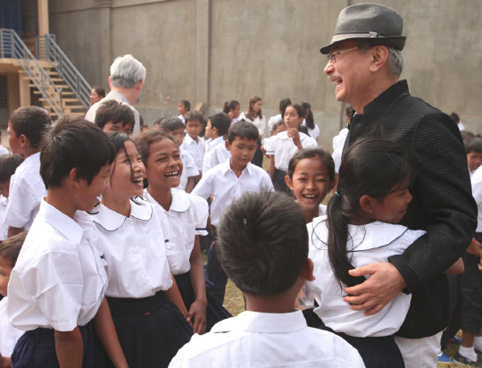 2016년 3월 캄보디아 뻦머꽃 초등학교를 방문한 박한길 회장.