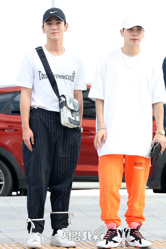 샤이니 멤버 키와 종현이 3일 오후 인천 중구 운서동 인천국제공항을 통해 공연 참석 차 싱가포르로 출국하고 있다.