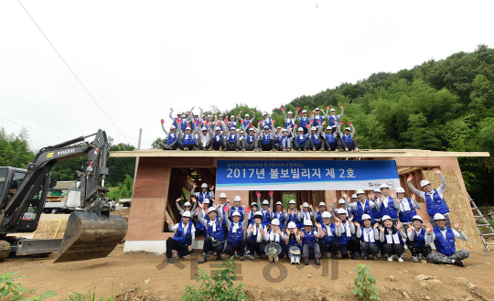 경남 합천군 야로면 정대리에서 3일 사랑의 집짓기에 나선 볼보건설기계코리아 임직원들이 환하게 웃으며 손을 흔들고 있다./사진제공=볼보건설기계코리아