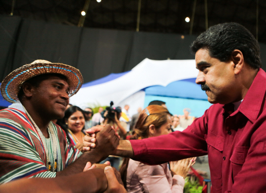 니콜라스 마두로(오른쪽) 베네수엘라 대통령이 2일(현지시간) 카라카스에서 제헌의회 취임행사에서 지지자들과 인사를 나누고 있다. /카라카스=AFP연합뉴스