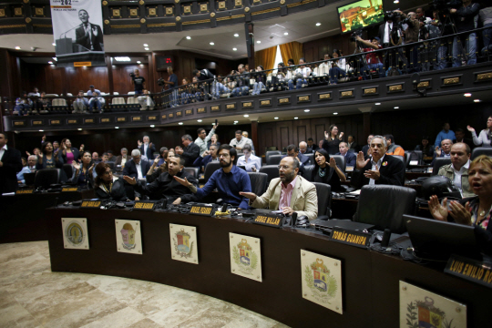 베네수엘라 제헌의회 선거 투표수가 100만표 넘게 부풀려졌다는 의혹이 제기된 2일(현지시간) 야당 의원들이 수도 카라카스 의회에 모여 이를 규탄하고 있다.   /카라카스=AP연합뉴스