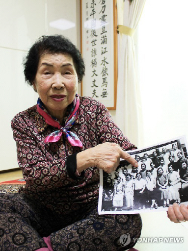 할아버지와 아버지에 이어 3대째 독립운동을 한 여성 독립운동가 오희옥(91) 지사가 수원 보훈복지타운에서 만주 독립운동 당시 활약했던 독립운동가 사진을 보여주고 있다. /연합뉴스