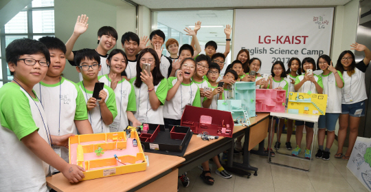 LG사이언스홀이 주최한 ‘LG-카이스트 사랑의 영어과학캠프’에 참가한 초등학생들이 스마트홈 실습교육을 수행하고 있다./사진제공=LG
