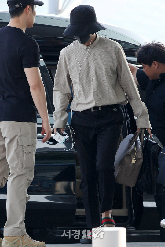 방탄소년단 멤버 뷔가 3일 오후 인천 중구 운서동 인천국제공항을 통해 공연 참석 차 싱가포르로 출국하고 있다.