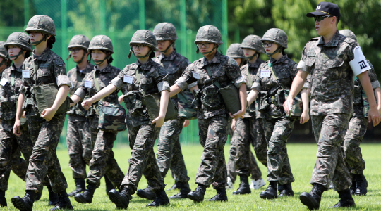 3일 대전 자운대 국군간호사관학교에서 열린 진로탐색캠프에 참가한 고등학생들이 군복을 입고 제식훈련을 하고 있다. /대전=연합뉴스