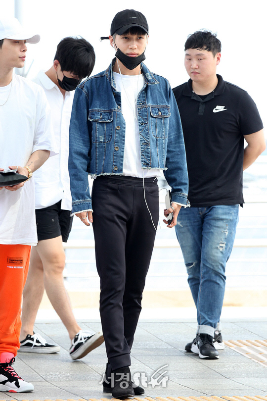 샤이니 멤버 태민이 3일 오후 인천 중구 운서동 인천국제공항을 통해 공연 참석 차 싱가포르로 출국하고 있다.