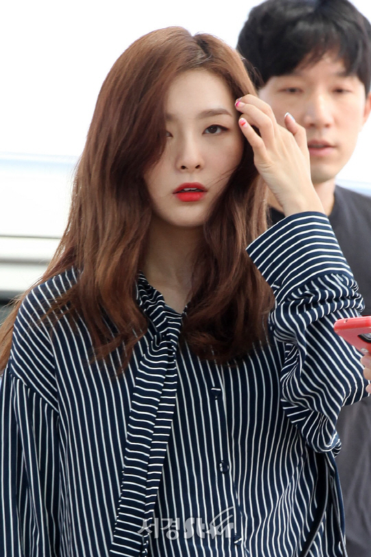 레드벨벳 멤버 슬기가 3일 오후 인천 중구 운서동 인천국제공항을 통해 공연 참석 차 싱가포르로 출국하고 있다.