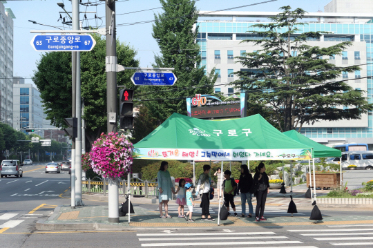 서울 시민들이 구로구의 천막형 그늘막 아래서 폭염을 피하고 있다. /사진제공=구로구청