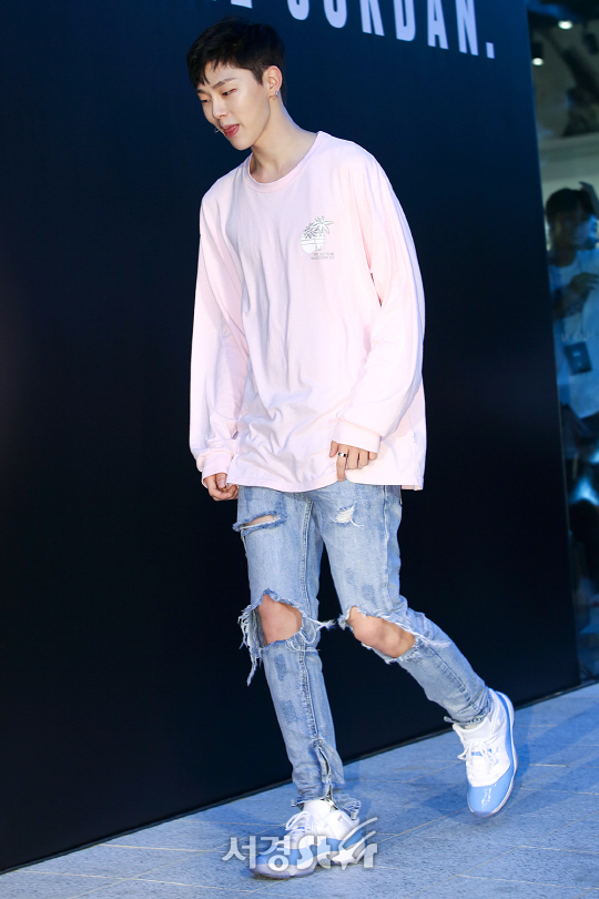 가수 권현빈이 3일 오후 서울 마포구에서 열린 한 스포츠 브랜드 콘셉트 매장 런칭 기념 행사에 참석해 포즈를 취하고 있다.