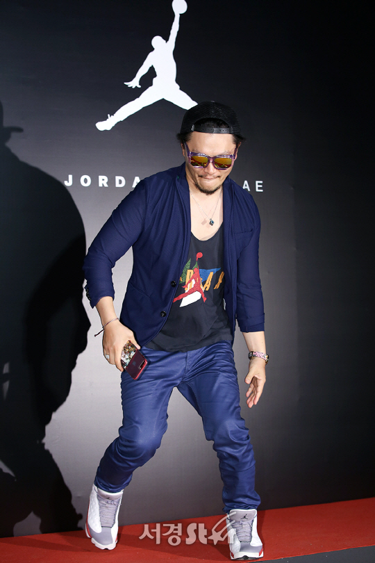 배우 양동근이 3일 오후 서울 마포구에서 열린 한 스포츠 브랜드 콘셉트 매장 런칭 기념 행사에 참석해 포즈를 취하고 있다.