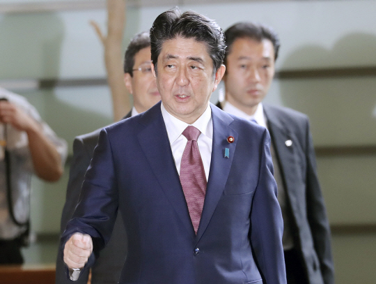 아베 신조 일본 총리가 3일 개각을 발표한 후 총리관저로 걸어가고 있다./AP연합뉴스