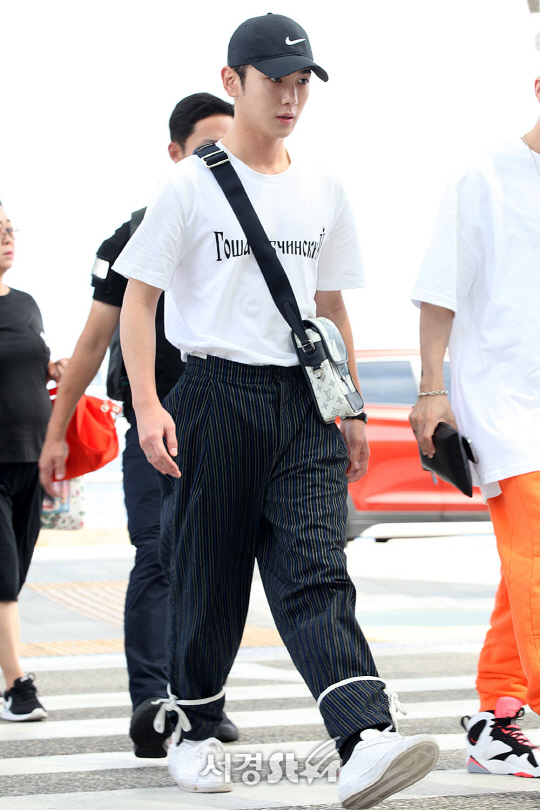샤이니 멤버 키가 3일 오후 인천 중구 운서동 인천국제공항을 통해 공연 참석 차 싱가포르로 출국하고 있다.
