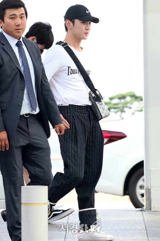 샤이니 멤버 키가 3일 오후 인천 중구 운서동 인천국제공항을 통해 공연 참석 차 싱가포르로 출국하고 있다.