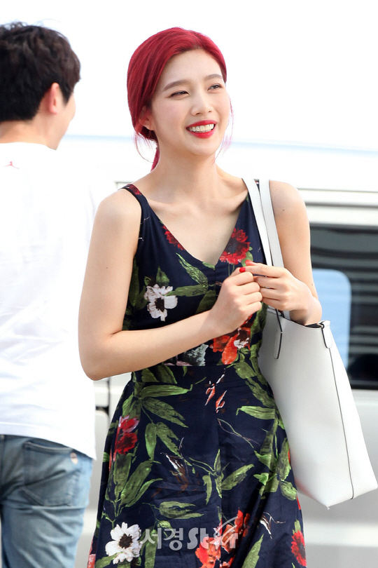 레드벨벳 멤버 조이가 3일 오후 인천 중구 운서동 인천국제공항을 통해 공연 참석 차 싱가포르로 출국하고 있다.