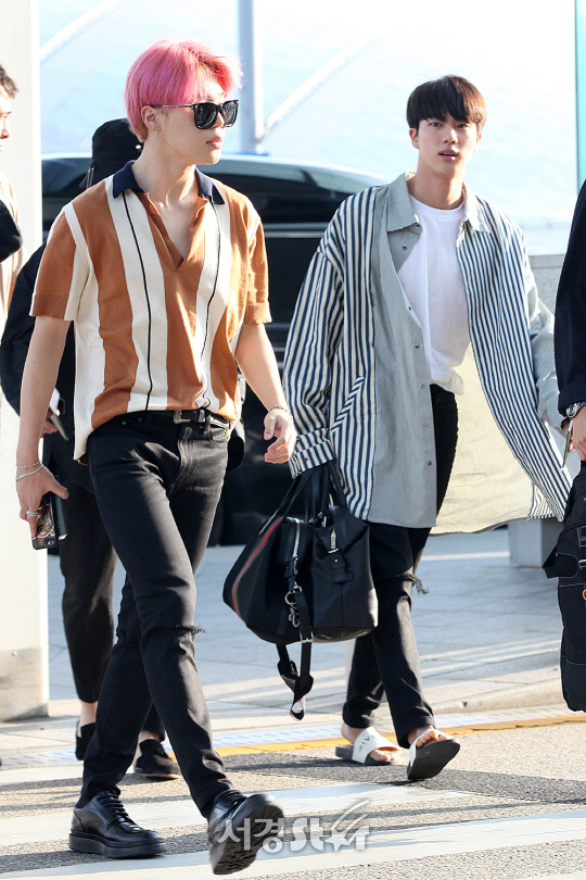 방탄소년단 멤버 지민과 진이 3일 오후 인천 중구 운서동 인천국제공항을 통해 공연 참석 차 싱가포르로 출국하고 있다.