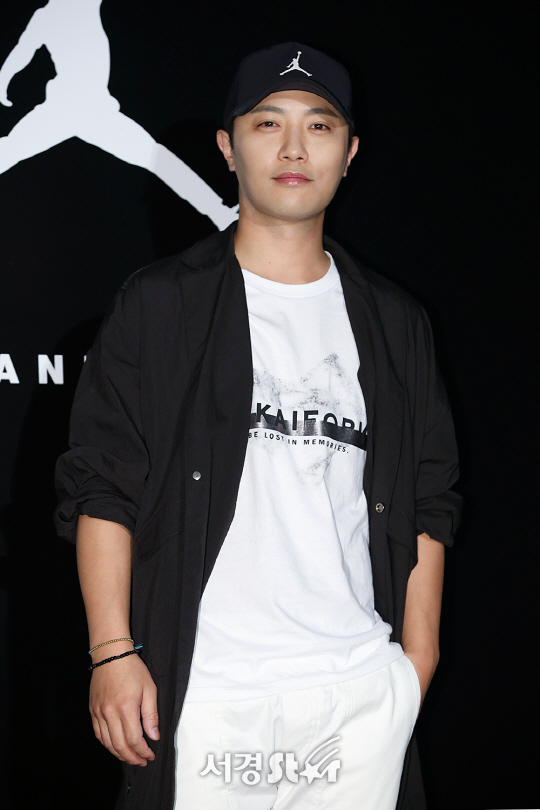 배우 진구가 3일 오후 서울 마포구에서 열린 한 스포츠 브랜드 콘셉트 매장 런칭 기념 행사에 참석해 포즈를 취하고 있다.
