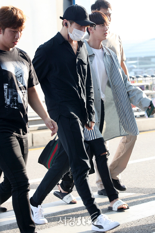 방탄소년단 멤버 정국과 진이 3일 오후 인천 중구 운서동 인천국제공항을 통해 공연 참석 차 싱가포르로 출국하고 있다.