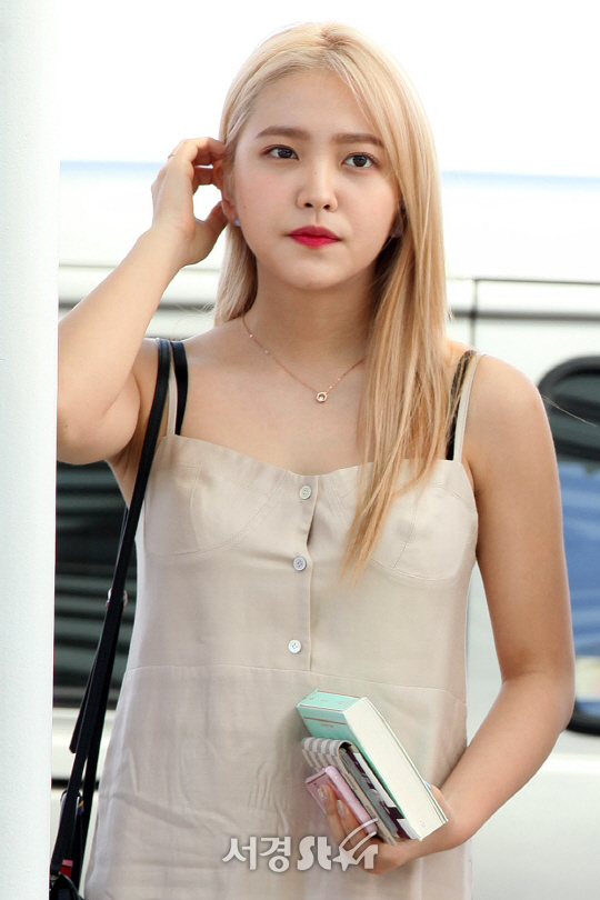 레드벨벳 멤버 예리가 3일 오후 인천 중구 운서동 인천국제공항을 통해 공연 참석 차 싱가포르로 출국하고 있다.